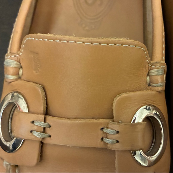 Tod’s Women’s Tan Leather Driving Loafers Moccasins w/ silver grommets. Size 37. - Picture 15 of 16